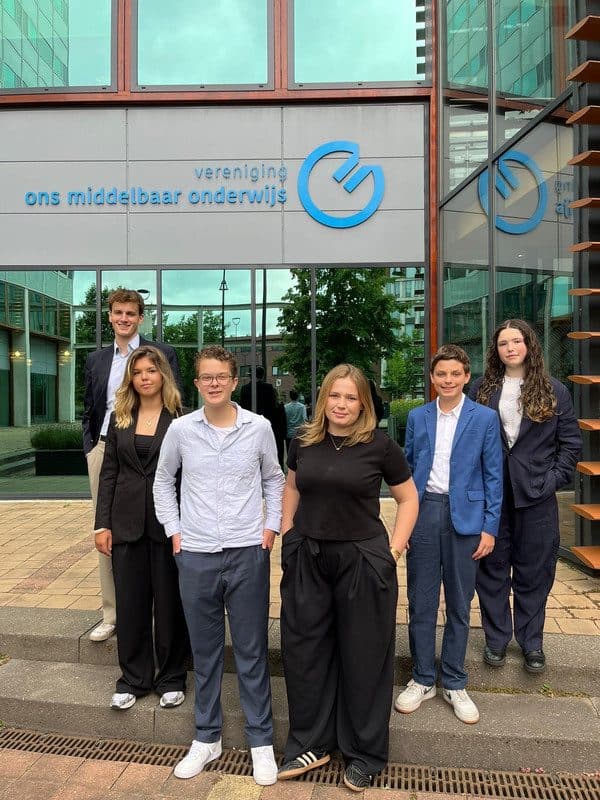 De zes leden van de leerlingenraad voor het gebouw van vereniging Ons Middelbaar Onderwijs